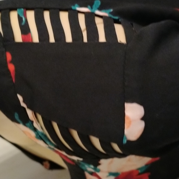 - 🌸Beautiful Candies floral top with shoulder slits size M NWOT🌺 - Picture 6 of 8